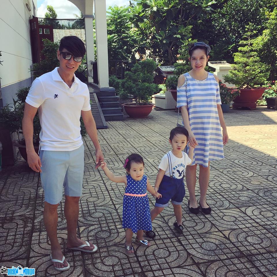  Picture of singer Ly Hai with his family