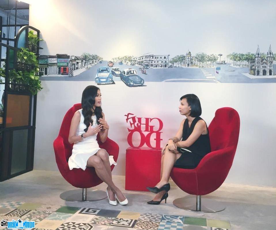  Picture of MC Thuy Minh on the show red chair