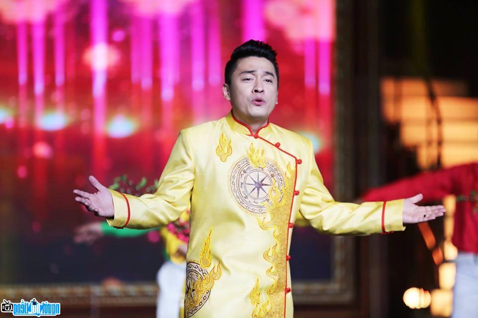  Singer Lam Truong giving his best on stage