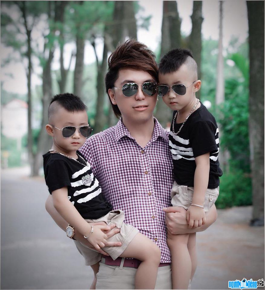 Bức ảnh ca sĩ Minh Vương cùng hai con trai nuôi