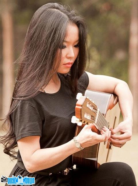Latest picture of Guitarist Le Thu