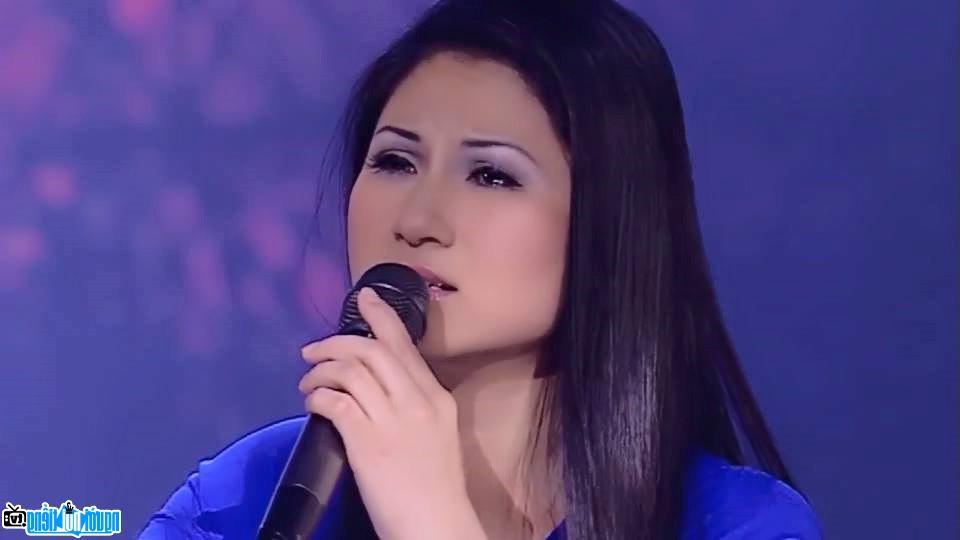  Singer Tam Doan gracefully on stage