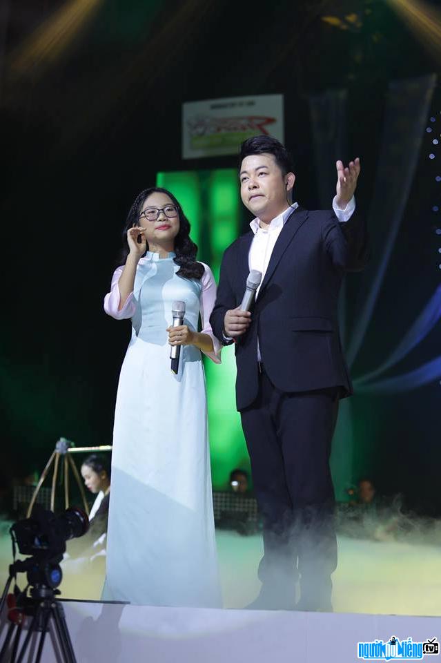Bức ảnh ca sĩ Phương Mỹ Chi và ca sĩ Quang Lê đang trình diễn trên sân khấu