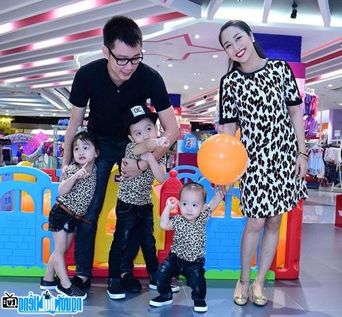 Hình ảnh MC Ốc Thanh Vân cùng gia đình tại một trung tâm thương mại