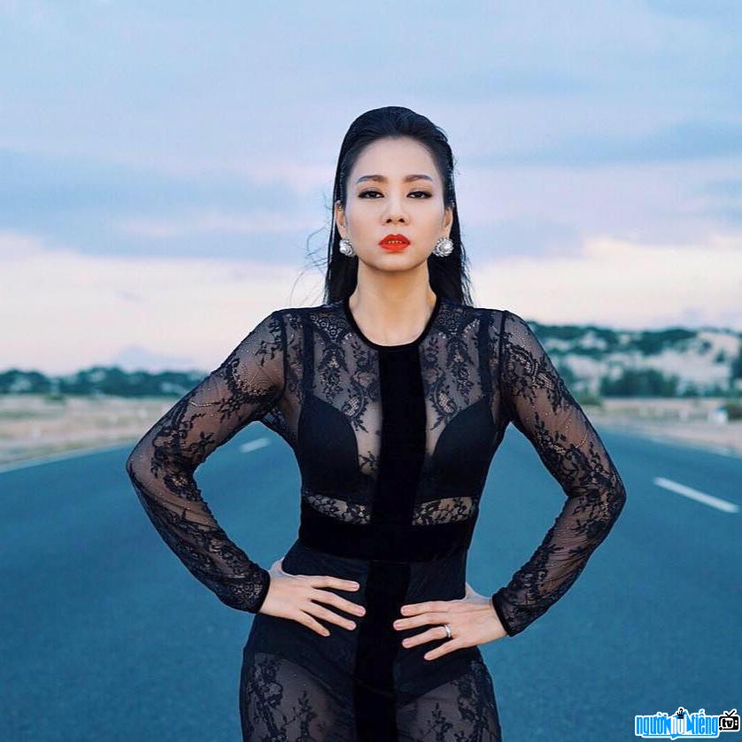  Image of female singer Thu Minh showing off her sexy curves