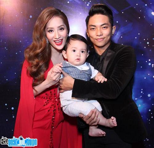  Picture of Phan Hien and Khanh Thi with their first son