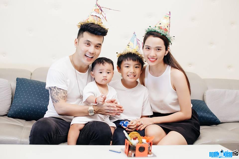 Bức ảnh ca sĩ Ưng Hoàng Phúc hạnh phúc bên vợ và hai con trai