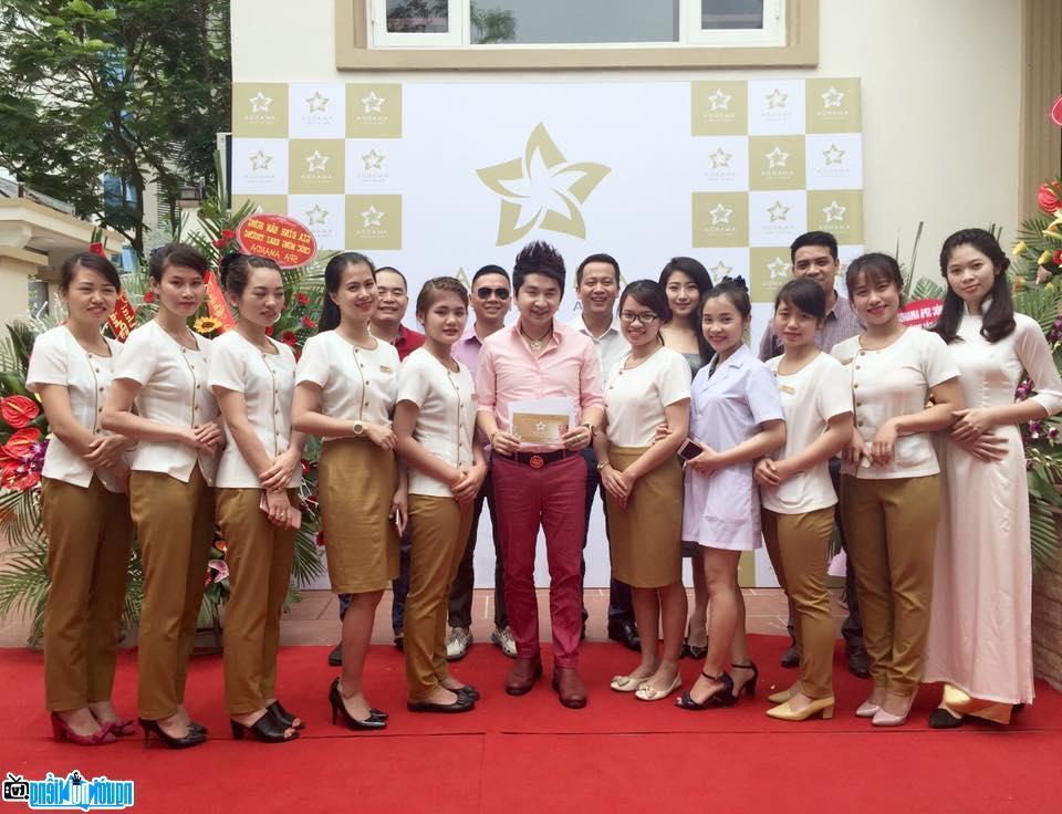  Singer Bang Cuong and company staff