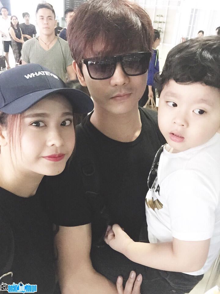 Singer Truong Quynh Anh is happy with singer Tim and his son