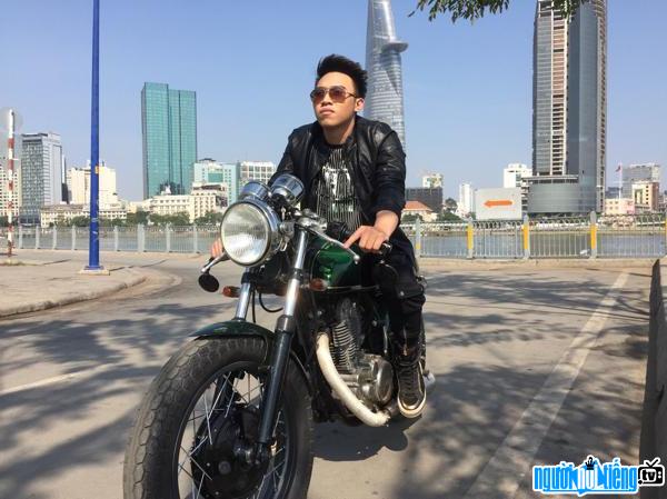 Picture of singer Trinh Dinh Quang in one of his music videos