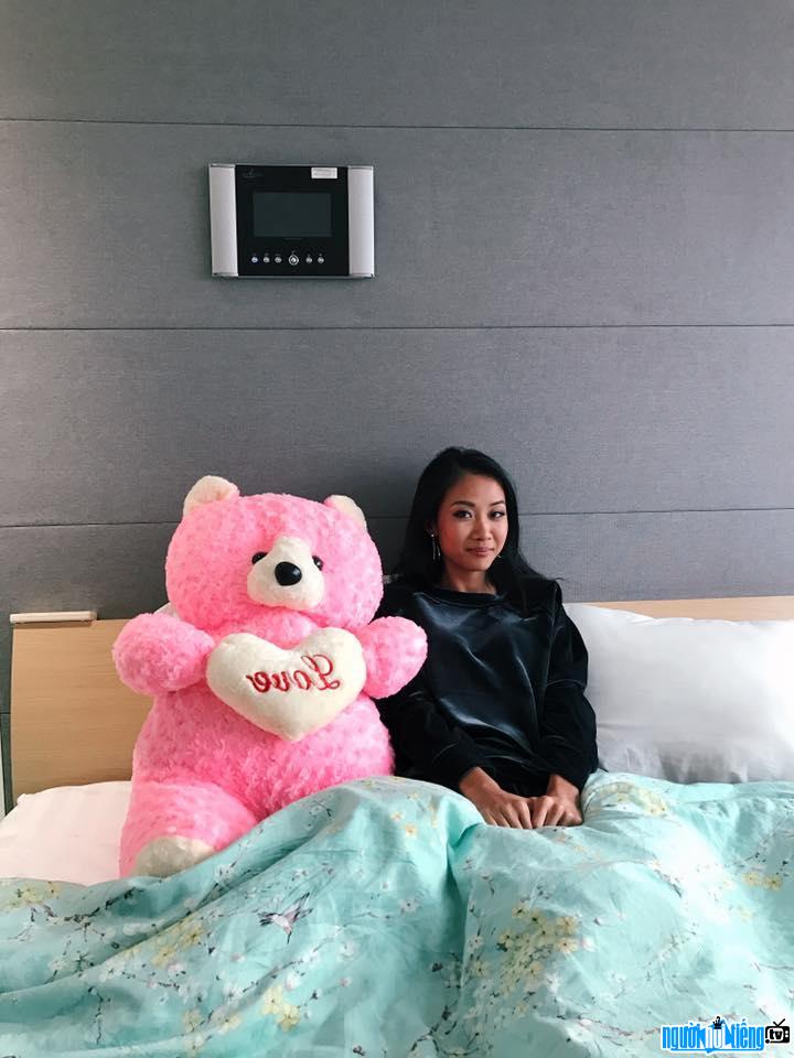  Photo of singer Suboi showing off her bear
