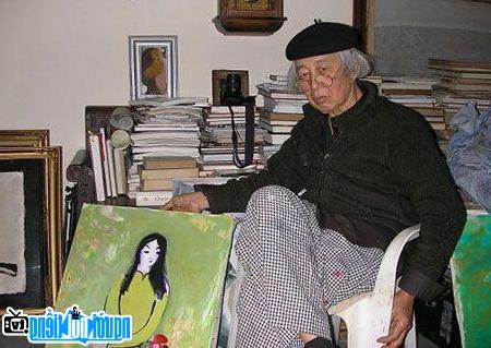Picture of painter Luu Cong Nhan at his own house