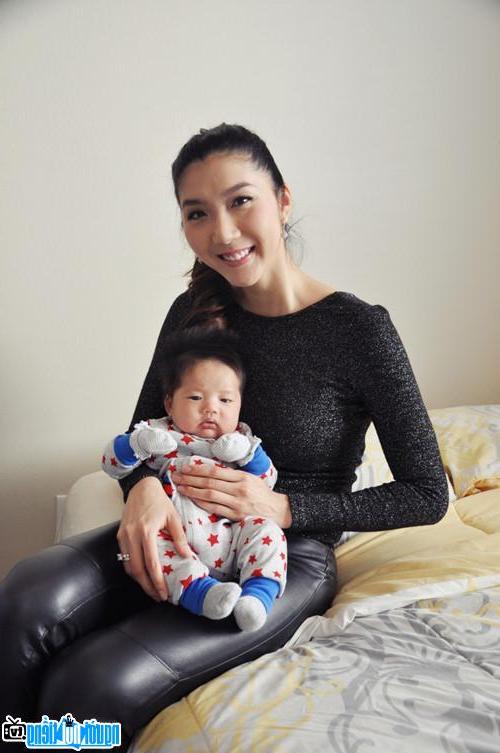 Latest picture of Model Ngoc Quyen and her son