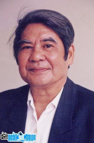 Picture of late poet Nguyen Dinh Thi