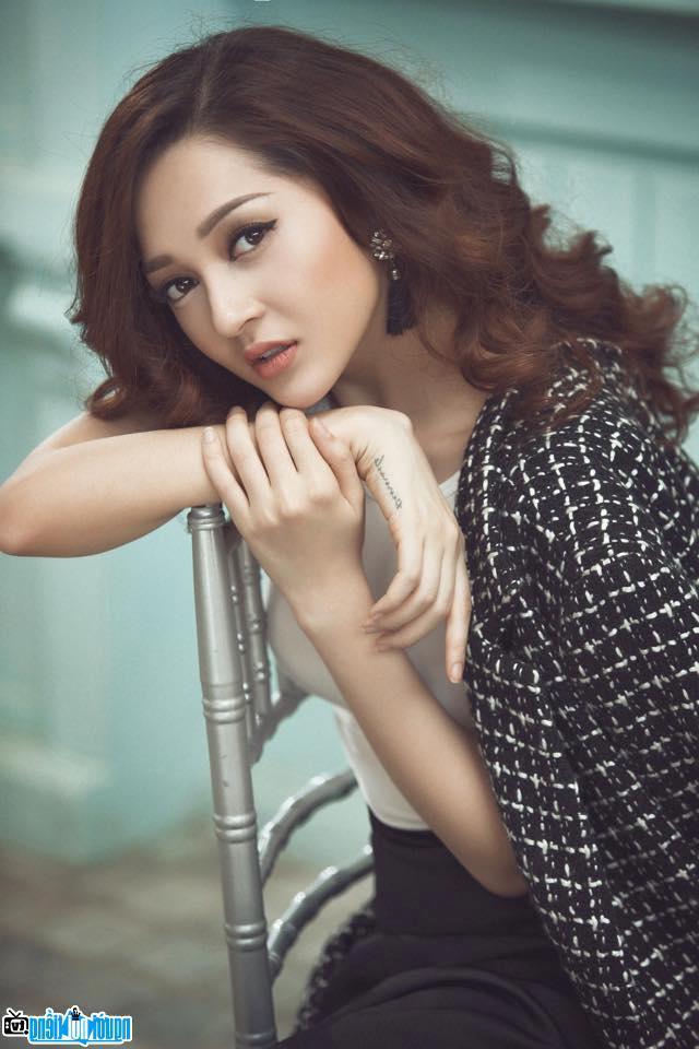  Charming singer Bao Anh in new MV