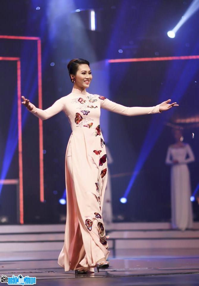  Miss Truong Dieu Ngoc on stage