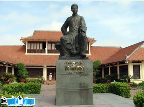 Statue of great poet Nguyen Du