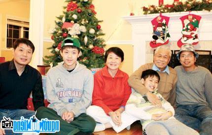 Hình ảnh mới Nhà thơ Vũ Quần Phương cùng gia đình
