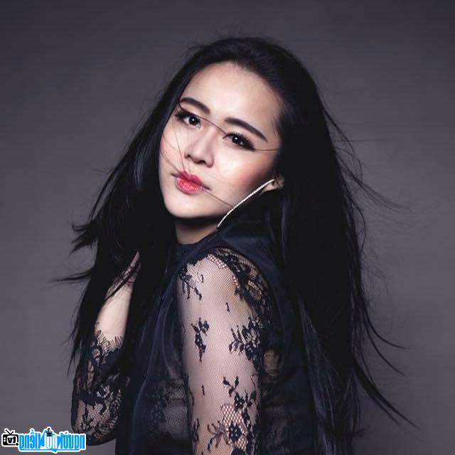  Latest pictures of Singer Vu Hanh Nguyen
