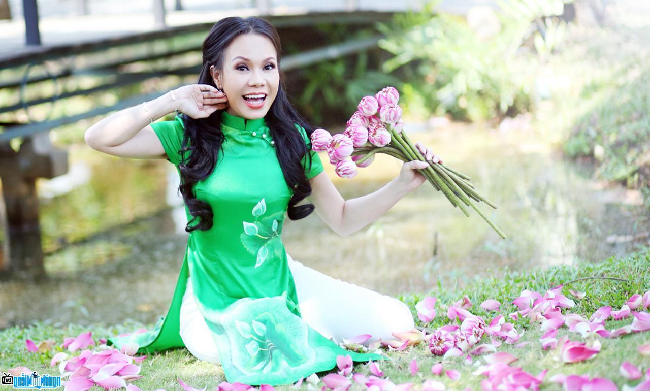 Nghệ sĩ hài Việt Hương chụp ảnh khoe sắc cùng hoa sen