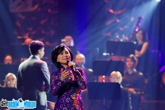  Latest pictures of Singer Thanh Tuyen on stage