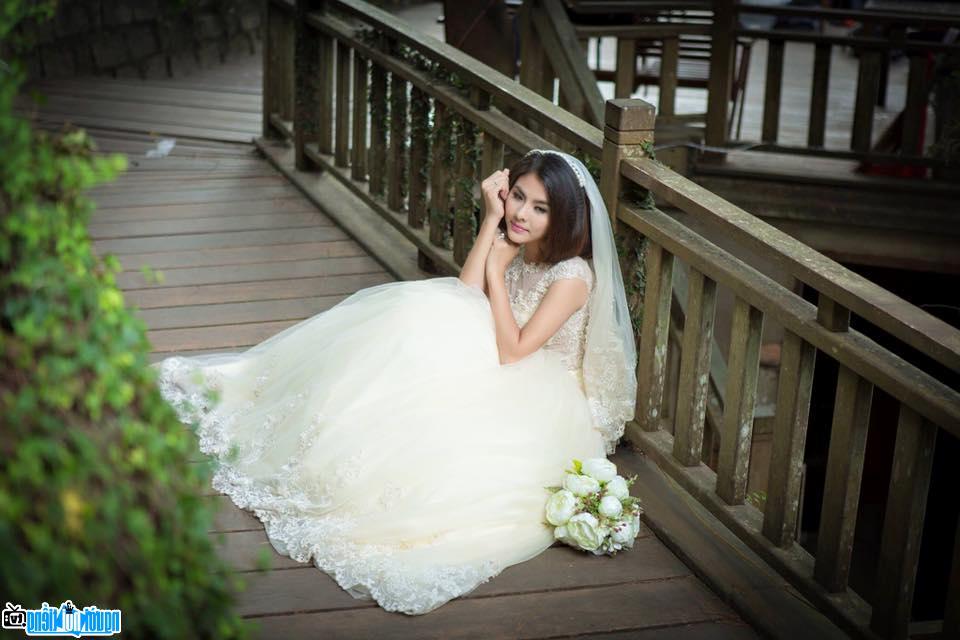 Hình ảnh Diễn viên Vân Trang trong bộ áo cưới