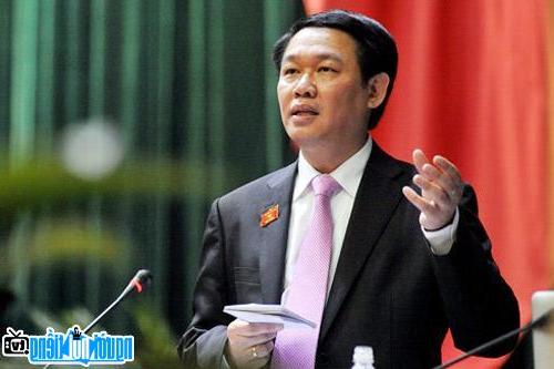 Latest picture of Politician Vuong Dinh Hue