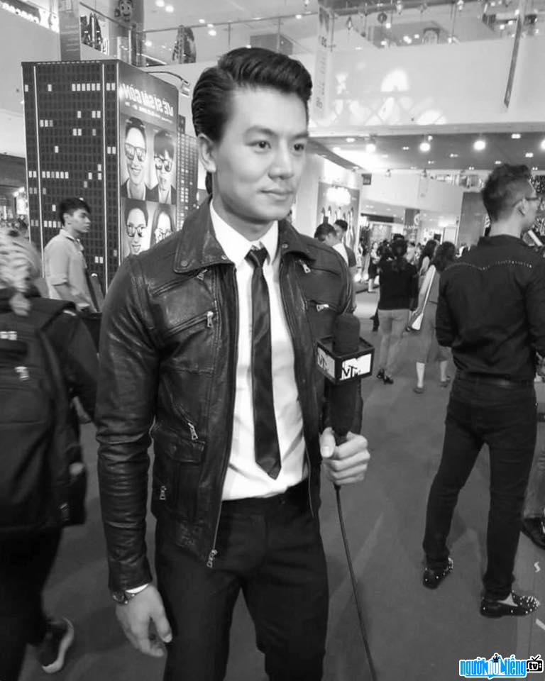  Image of actor Hieu Nguyen answering reporters