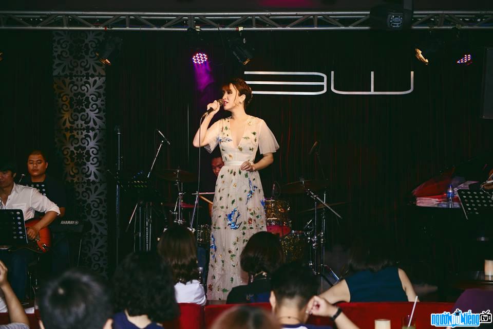 Hình ảnh ca sĩ Bích Phương đang biểu diễn trên sân khấu