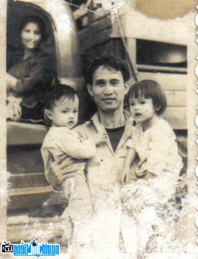 Picture of Director Hong Sen with his wife and children