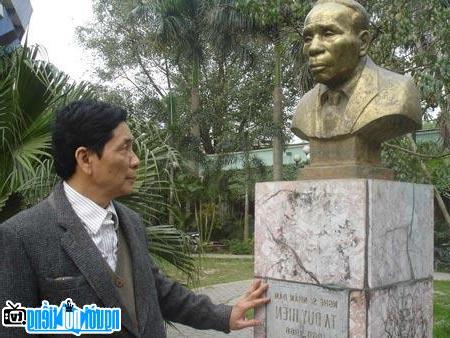  Statue of Artist Ta Duy Hien