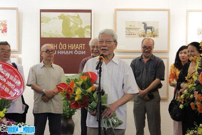  Picture of director Ngo Manh Lan at Ngo Manh Lan graphic painting exhibition