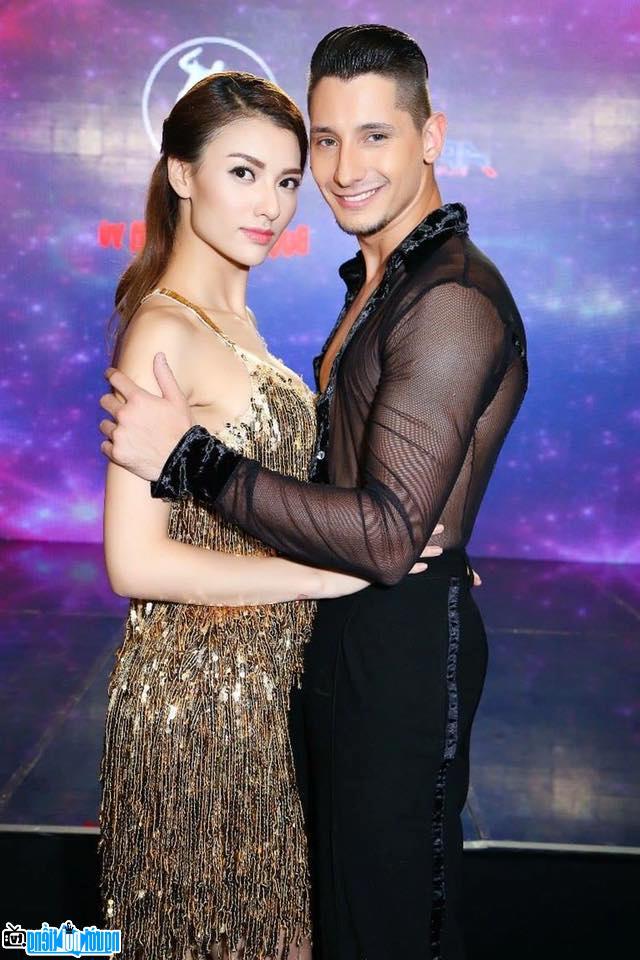  Picture of Model Hong Que with dancer Hoan Vu