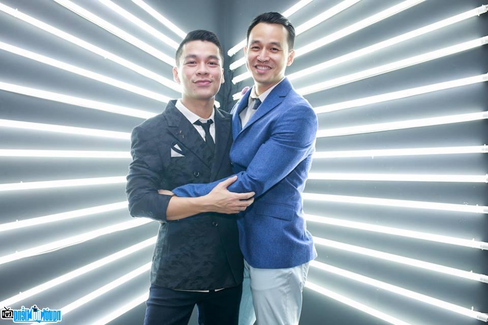 Hình ảnh nhà Thiết kế thời trang Adrian Anh Tuấn và bạn trai