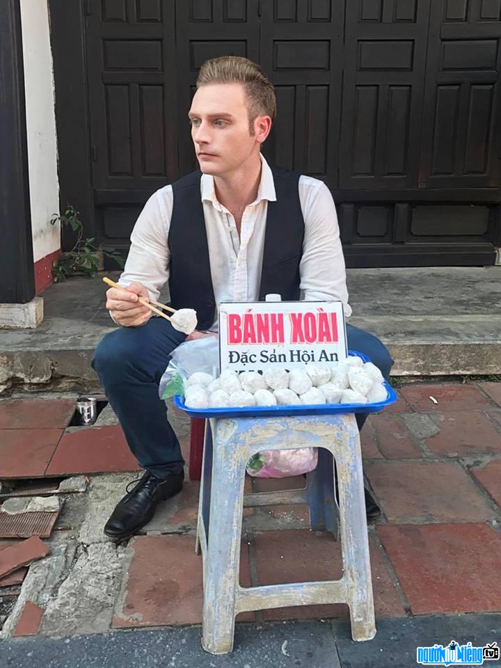 Photo of singer Kyo York as a cake salesman mango