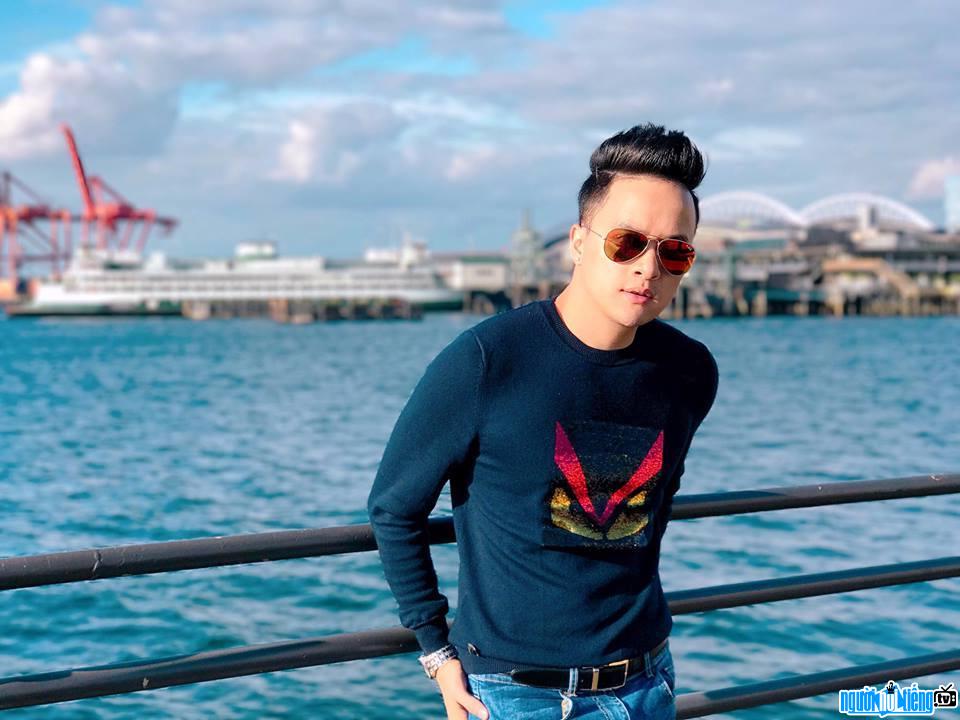  Male singer Cao Thai Son often travels abroad outside