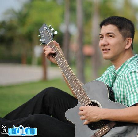Hình ảnh nhạc sĩ Hoài An bên chiếc ghi ta