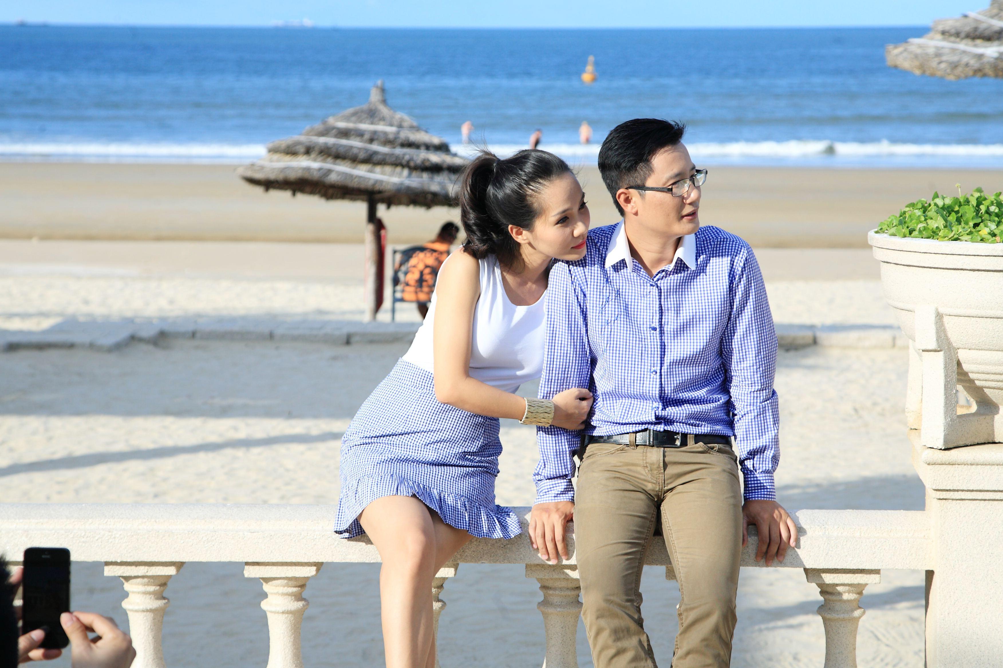  Photo of Hoang Bach and his wife on the beach