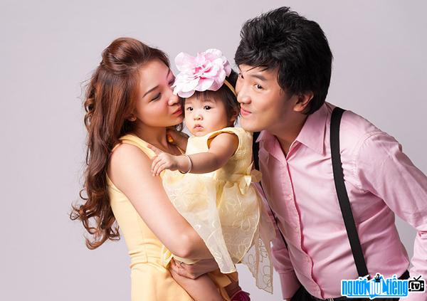 Bức ảnh nam ca sĩ Dương Ngọc Thái hạnh phúc bên vợ và con gái