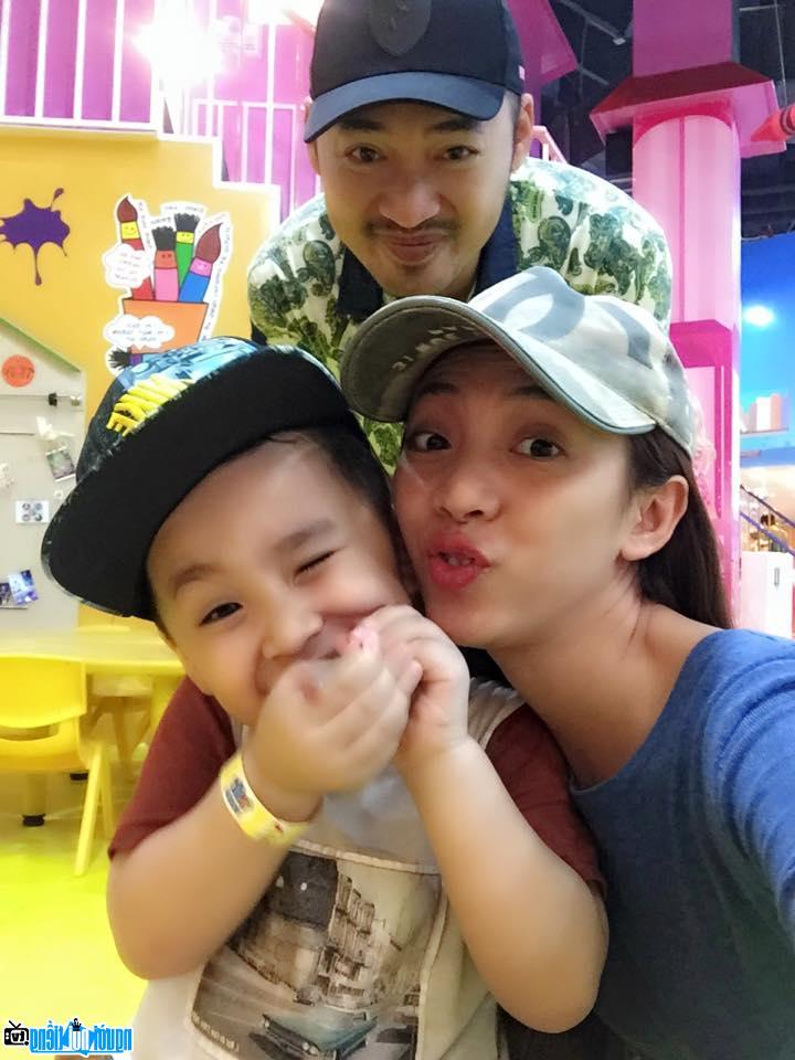 Thu Trang hạnh phúc bên chồng và con trai