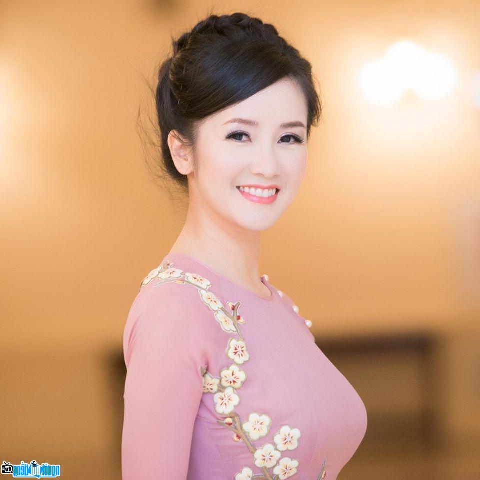 Ca sĩ Hồng Nhung duyên dáng trong tà áo dài