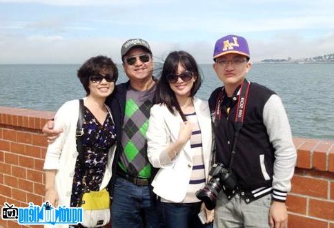 Bức ảnh diễn viên hài Chí Trung cùng gia đình