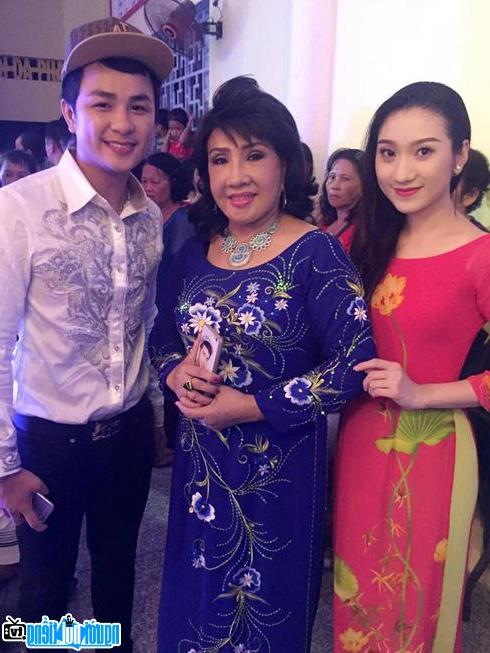  Artist Le Thuy taking pictures with young singers