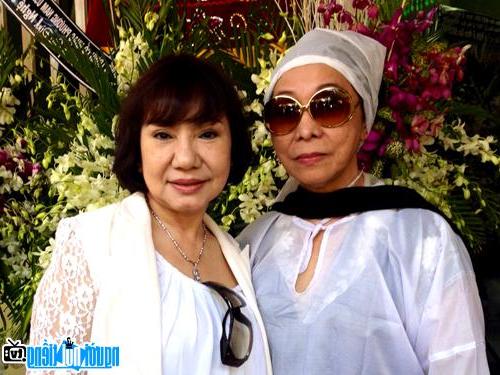  Artist Bach Tuyet and artist Kieu Tien at the funeral of NS Bach Tuyet's father
