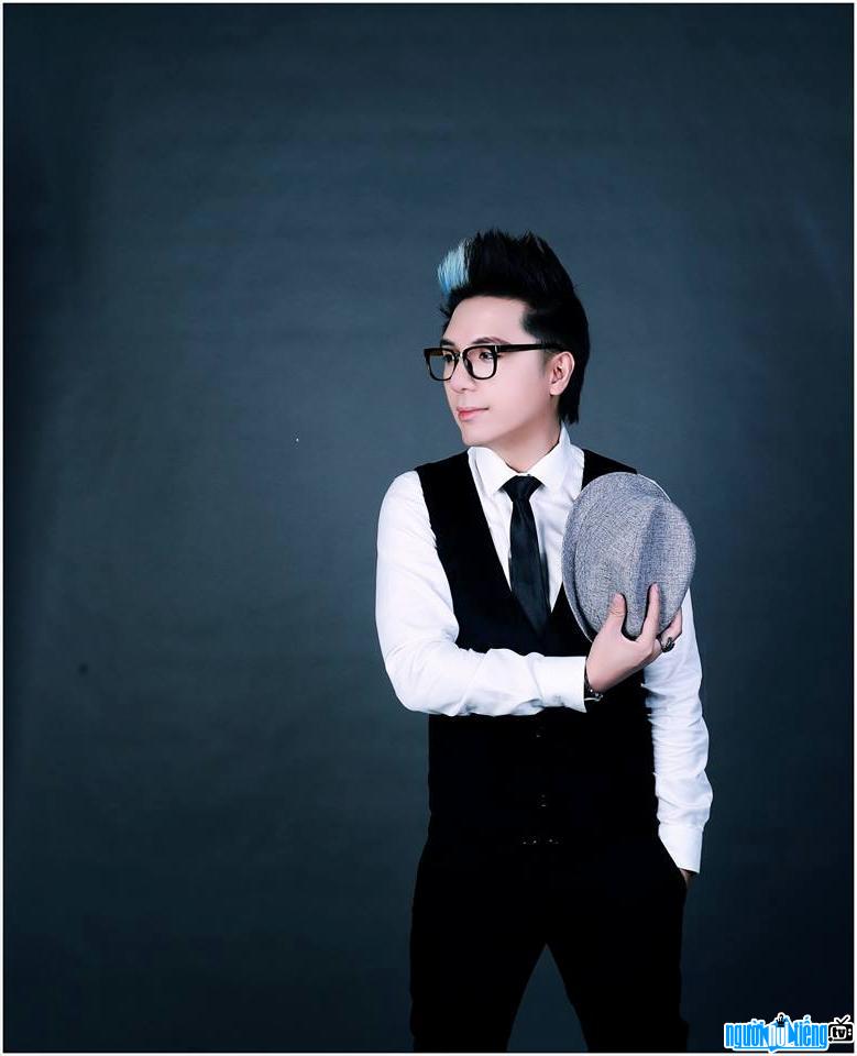 Hình ảnh ca sĩ Minh Vương - Chủ nhân của nhiều ca khúc "hit" đình đám