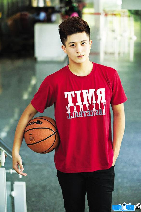 Diễn viên Harry Lu là thành viên nổi bật nhất của đội bóng rổ của Đại học RMIT