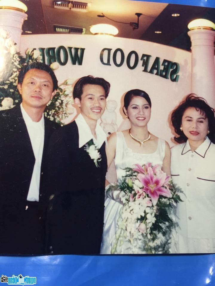 Hình ảnh vợ chồng nghệ sĩ Hoài Linh cùng nghệ sĩ Chí Tài và Việt Hương trong đám cưới của anh