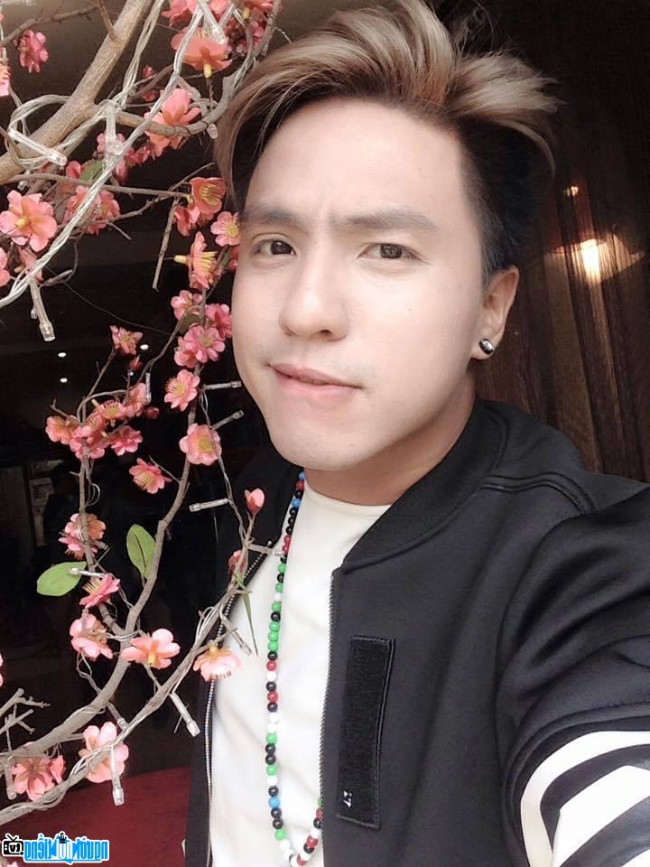  Singer Tang Nhat Tue taking a selfie on New Year's Day