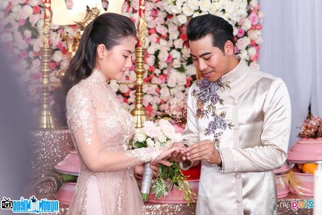  Picture of actress Ngoc Lan with her husband in an engagement ceremony