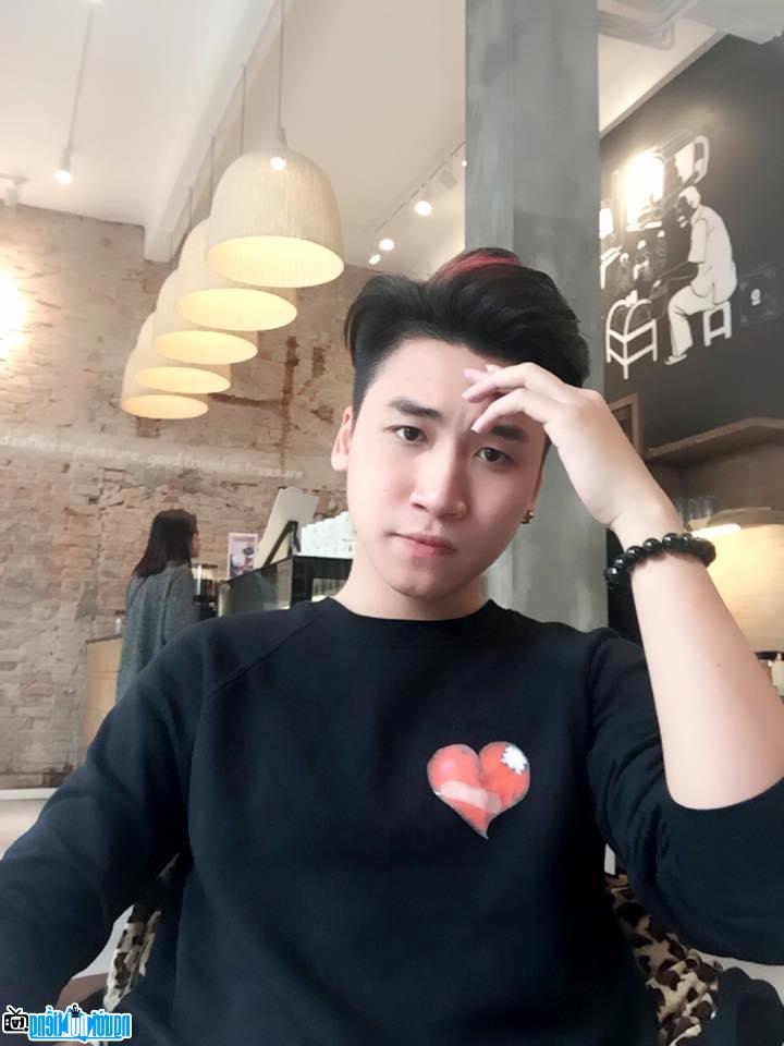 Một hình ảnh chân dung của Vlogger Cung Đức Huy